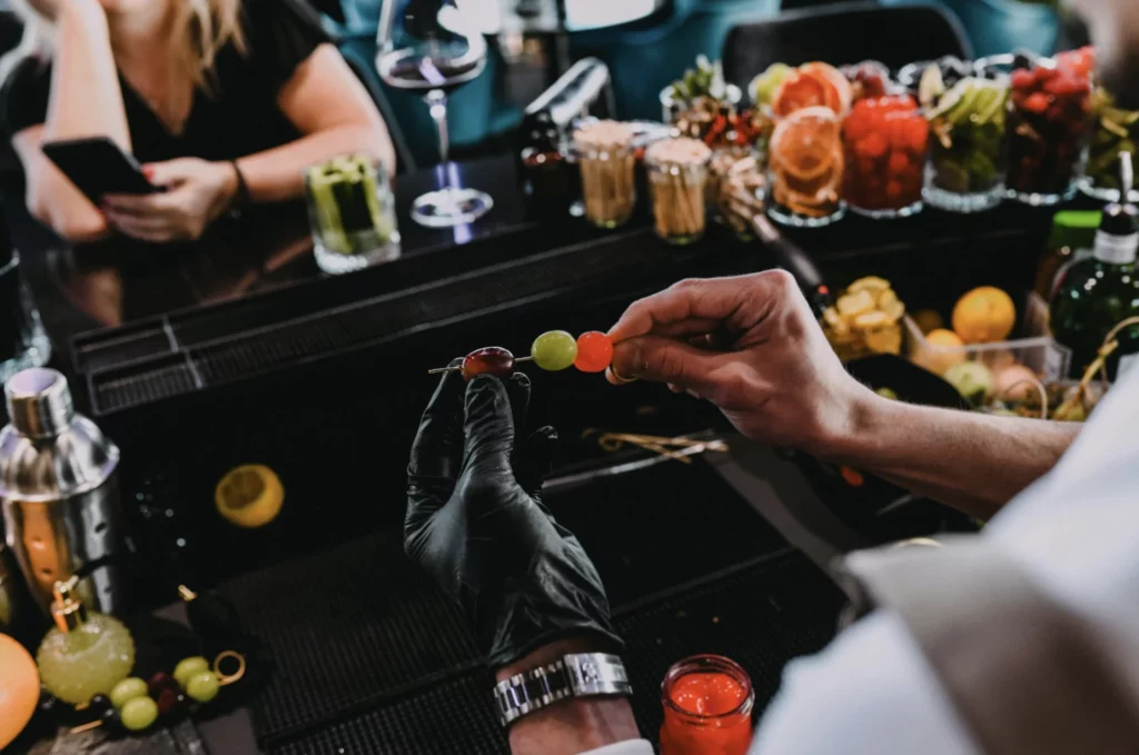 barman travaillant avec des fruits frais